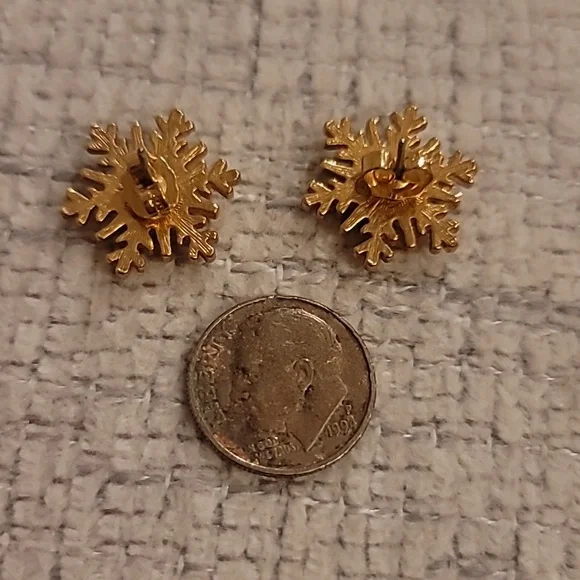 Vintage Snowflake Earrings ❄️ - Picture 3 of 3